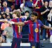 El delantero del Barcelona Anthony Gordon (i) celebra junto a Lamine Yamal tras marcar ante el Getafe CF.