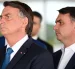El expresidente Jair Bolsonaro (i) en en evento oficial pasado junto a su hijo y senador Flávio Bolsonaro (d).