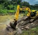 Una máquina trabaja para limpiar la zona y minizar el efecto de las inundaciones.