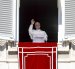 El Papa León XIV dirige el rezo del Ángelus desde la ventana de su despacho con vistas a la Plaza de San Pedro, en la Ciudad del Vaticano, el 11 de octubre de 2026.