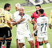 Deyverson (c.) durante el partido entre Liga de Quito y Barcelona.