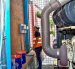 Un trabajador revisa los medidores de energía eléctrica en una empresa, en Guayaquil.