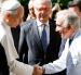 El papa León XIV (izquierda) fue recibido por el médico Andrea Cambieri, quien encabeza el equipo que lo operará.