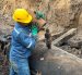 Personal de Petroecuador ejecuta trabajos de contención, limpieza y recuperación del crudo derramado en el SOTE, en Quinindé, Esmeraldas.