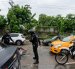 Agentes policiales durante las detenciones en el norte de Guayaquil.
