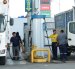 Camiones cargan diésel premium para trabajar, en una gasolinera de Guayaquil.