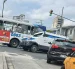 Un camión blindado quedó atrapado en una alcantarilla en las calles Manuel Galecio y Tulcán, en el centro de Guayaquil, luego de que una de sus ruedas se hundiera en la calzada.