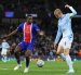 Willian Pacho (i), defensa del PSG, en la marca de Erling Haaland (d), delantero del Manchester City.