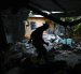 Pedro Frías Castillo camina al interior de su casa este miércoles, donde vivía con su esposa Elena Barría Vargas y que fue afectada por el terremoto de magnitud 7,7, en Macaracas, provincia Los Santos.