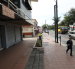 En plena avenida Víctor Emilio Estrada, la principal de Urdesa, hay varios locales desocupados.