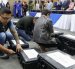 Funcionario del CNE revisa los kits electorales que serán enviados a las circunscripciones del exterior.