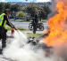 Una motocicleta se incendió durante un operativo de tránsito en Guajaló, al sur de Quito. Un agente de la AMT logró apagar las llamas.