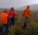 Los bomberos del cantón Mejía trabajaron en el rescate de los tres turistas alcanzados por una descarga eléctrica en el volcán El Corazón.