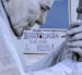 Una pancarta con el mensaje «Hematología saluda al Papa» cuelga de una de las ventanas del Hospital Universitario Agostino Gemelli, donde se encuentra ingresado el papa León XIV, en Roma (Italia).