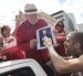 El presidente de Brasil y candidato a la reelección, Luiz Inácio Lula da Silva, saluda a sus seguidores durante un acto de campaña en Juiz de Fora, en el estado de Minas Gerais (Brasil).