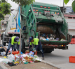 Personal de Urvaseo recoge desechos en el sector de Los Esteros, en el sur de Guayaquil.