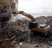 Fotografía que muestra una retroexcavadora durante el proceso de demolición de edificios afectados por el terremoto en Cali.