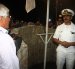 Un oficial de la Armada del Ecuador explica a los familaires de las labores de búsqueda de los pescadores desaparecidos