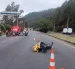 En la avenida Simón Bolívar, cerca del camposanto Monte Olivo, un automóvil chocó contra una motocicleta.