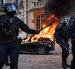 Agentes antidisturbios intervienen durante las protestas contra el encarecimiento de la vida en Francia, que dejaron incendios y saqueos.