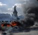Un automóvil arde en la plaza de la República mientras estallan enfrentamientos entre manifestantes y la policía durante una protesta contra el aumento del coste de la vida y los recortes en los servicios públicos en París, Francia, el 17 de octubre de 2026 EFE/YOAN VALAT
