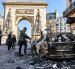 La gente pasa junto a un coche calcinado tras los enfrentamientos entre la policía antidisturbios y los manifestantes en París.