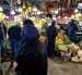 Varias personas acuden de compras al Bazar de Tajrish en el norte de Teherán.