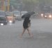 Paraguas en mano, un ciudadano camina bajo la intensa lluvia que sorprendió a Guayaquil este lunes 19 de octubre y complicó las actividades cotidianas en distintos sectores de la ciudad.