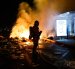 Un bombero francés interviene ante barricadas en llamas en una calle.