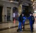 La policía custodia comercios tras las revueltas del fin de semana.