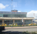 Vista del aeropuerto Mariscal La Mar de Cuenca, donde el colapso de un tramo del cerramiento perimetral motivó cierres viales temporales.