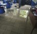 Un trabajador de una escuela en Guayaquil intenta retirar el agua acumulada en un aula.