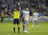 Polémico. Diego Lara (i) le muestra la tarjeta amarilla a Leguizamón, de Emelec