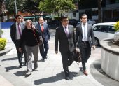 Sesión. Los representantes de los empresarios llegaron ayer a la reunión en el Ministerio del Trabajo.