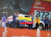 El piloto ecuatoriano Sebastián Guayasamín durante su paso por el podio de presentación del Dakar 2020.