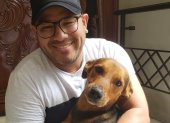 Adolfo y una de sus mascotas. Todos sus canes están esterilizados. Los pequeños pasan en su dormitorio y los grandes en la terraza.
