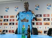 El ofensivo Washington Corozo muestra la casaquilla de Sporting Cristal