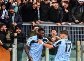 Felipe Caicedo celebra con el delantero italiano de Lazio, Ciro Immobile, después de abrir el marcador.