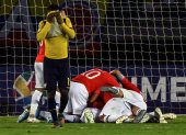 Los jugadores chilenos festejan tras marcar en la victoria por 3-0 sobre Ecuador.