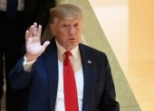 El presidente Donald Trump participa en el Foro Económico Mundial en Davos (Suiza), mientras en su país arrancó el juicio político en su contra.