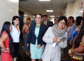 La presidenta del CNE, Diana Atamaint a su ingreso a Fiscalización fue recibida por indígenas amazónicos