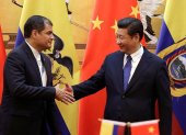 El mandatario chino Xi Jinping y su homólogo ecuatoriano Rafael Correa en Pekín, en 2015.