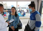 Personas ingresan a las carpas del Ministerio de Salud en una de las terminales terrestres de Quito.