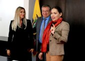 Tras la aprobación de las reformas electorales, la presidenta del CNE, Diana Atamaint, festejó junto a la viceprefecta del Guayas, Susana González, y el consejero José Cabrera.