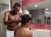 Pedro Pablo Perlaza corta el cabello de un compañero antes de la sesión de fotos para un auspiciante.