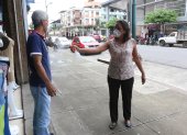 Babahoyo. Las personas han decidido usar mascarillas de protección como medida preventiva, pero también recurrir a métodos como rociarse alcohol en todo el cuerpo.