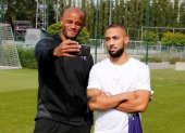 El jugador del Anderlecht, Vincent Kompany (i), no podrá seguir haciéndose selfies con los hinchas.