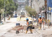 Trabajadores del Municipio de Quito trabajan en las vías de la ciudad
