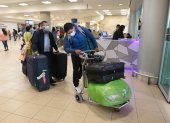 Pasajeros llegan con mascarillas al aeropuerto de Tababela, Quito.