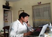 Desde sus casas, los estudiantes de Medicina contestan las llamadas que ingresan al 171.